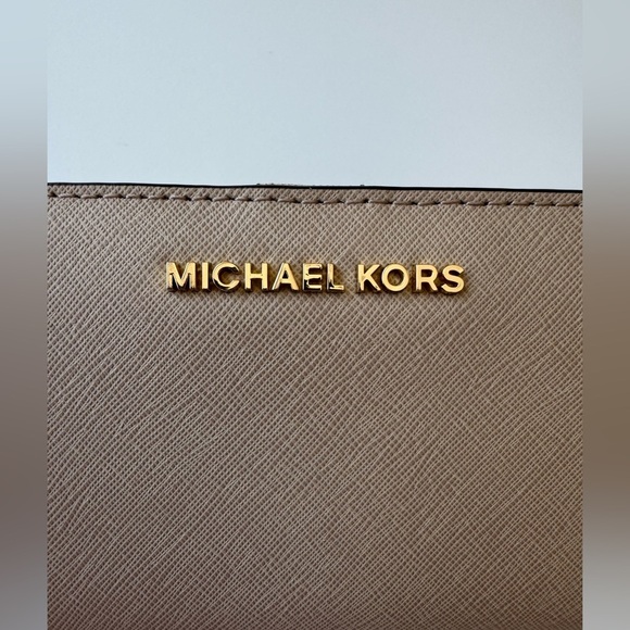 Michael Kors Jet Set Travel Beige Wallet with Gold Logo NWT - Picture 3 of 8